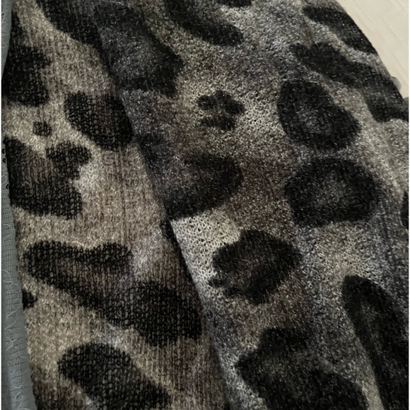 Tie it, wrap it, love it! Large animal print scarf/stole - Picture 4 of 7